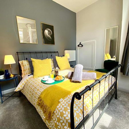 Trendy Stylish Apartment! - 5 Minute Walk To The Best Beach! - Great Location - Parking - Fast Wifi - Smart Tv - Newly Decorated - Sleeps Up To 6! Close To Bournemouth & Poole Town Centre & Sandbanks Esterno foto