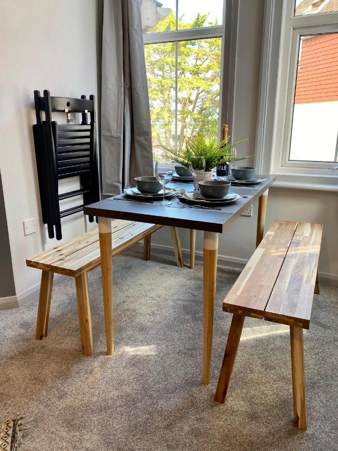 Trendy Stylish Apartment! - 5 Minute Walk To The Best Beach! - Great Location - Parking - Fast Wifi - Smart Tv - Newly Decorated - Sleeps Up To 6! Close To Bournemouth & Poole Town Centre & Sandbanks Esterno foto