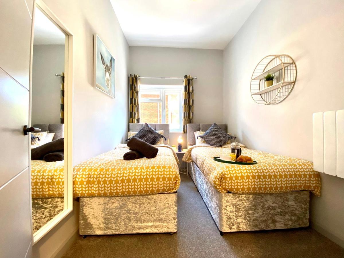 Trendy Stylish Apartment! - 5 Minute Walk To The Best Beach! - Great Location - Parking - Fast Wifi - Smart Tv - Newly Decorated - Sleeps Up To 6! Close To Bournemouth & Poole Town Centre & Sandbanks Esterno foto