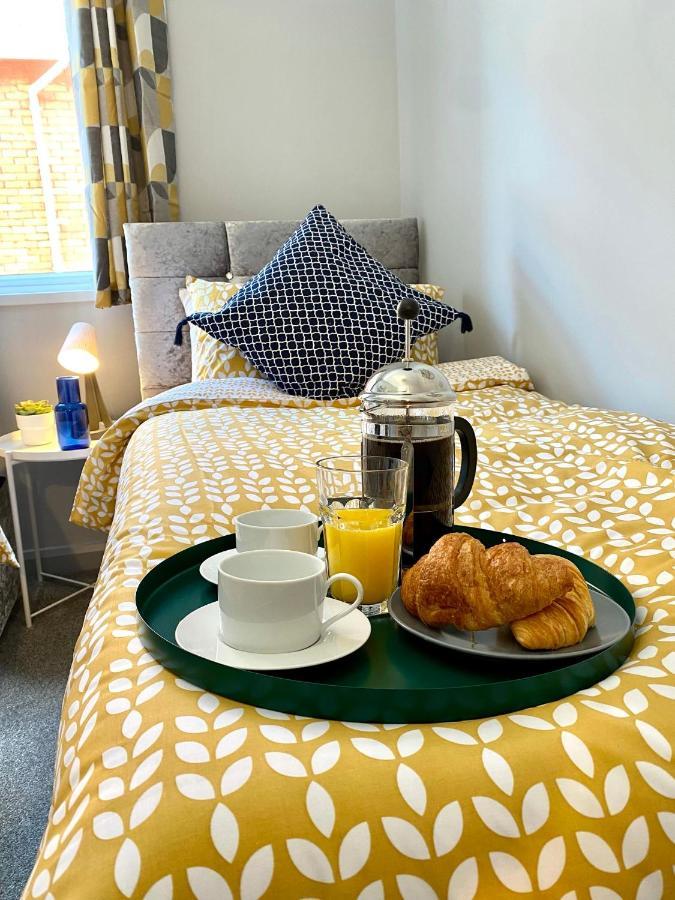 Trendy Stylish Apartment! - 5 Minute Walk To The Best Beach! - Great Location - Parking - Fast Wifi - Smart Tv - Newly Decorated - Sleeps Up To 6! Close To Bournemouth & Poole Town Centre & Sandbanks Esterno foto