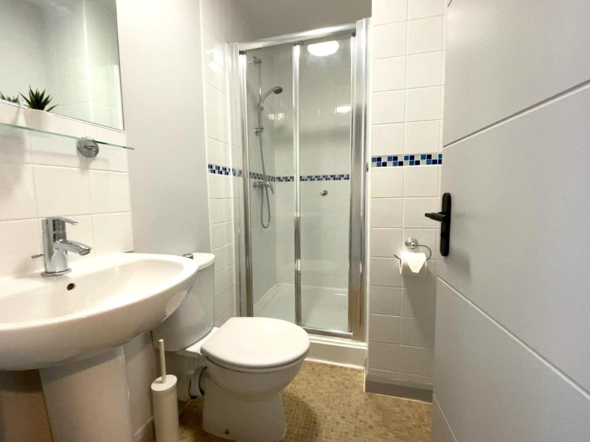 Trendy Stylish Apartment! - 5 Minute Walk To The Best Beach! - Great Location - Parking - Fast Wifi - Smart Tv - Newly Decorated - Sleeps Up To 6! Close To Bournemouth & Poole Town Centre & Sandbanks Esterno foto