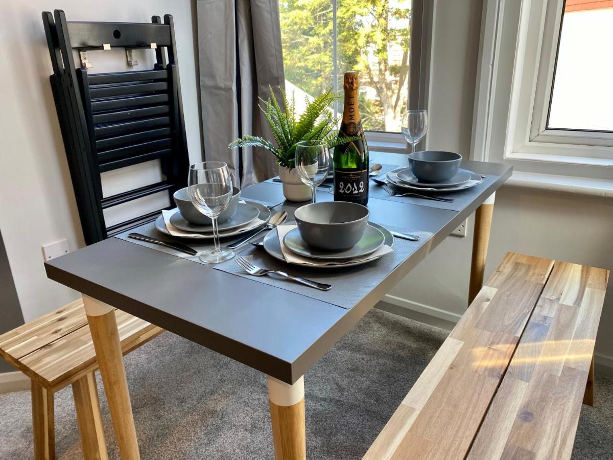 Trendy Stylish Apartment! - 5 Minute Walk To The Best Beach! - Great Location - Parking - Fast Wifi - Smart Tv - Newly Decorated - Sleeps Up To 6! Close To Bournemouth & Poole Town Centre & Sandbanks Esterno foto